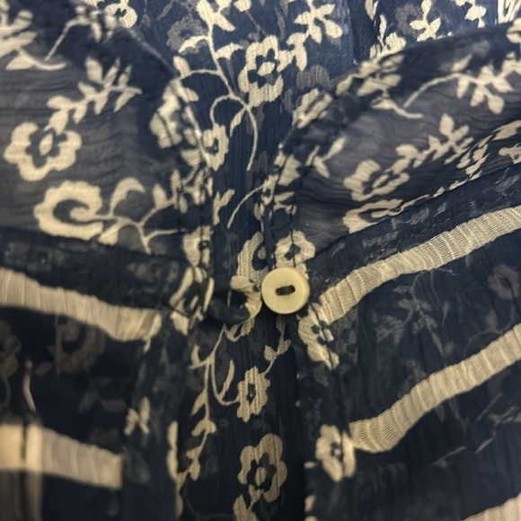 Abercrombie and Fitch Silhouette Blouse | SIZE XS - Picture 5 of 6